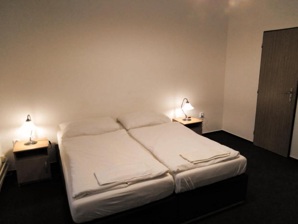 Hotel Praded เยเซนิค ภายนอก รูปภาพ